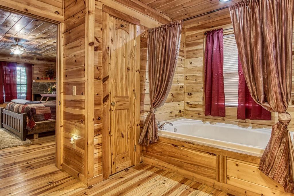 Always Kiss Me Goodnight- Hot Tub, You Get 1089 Of Free Area Attraction Tickets For Each Paid Day! Pigeon Forge Exterior photo