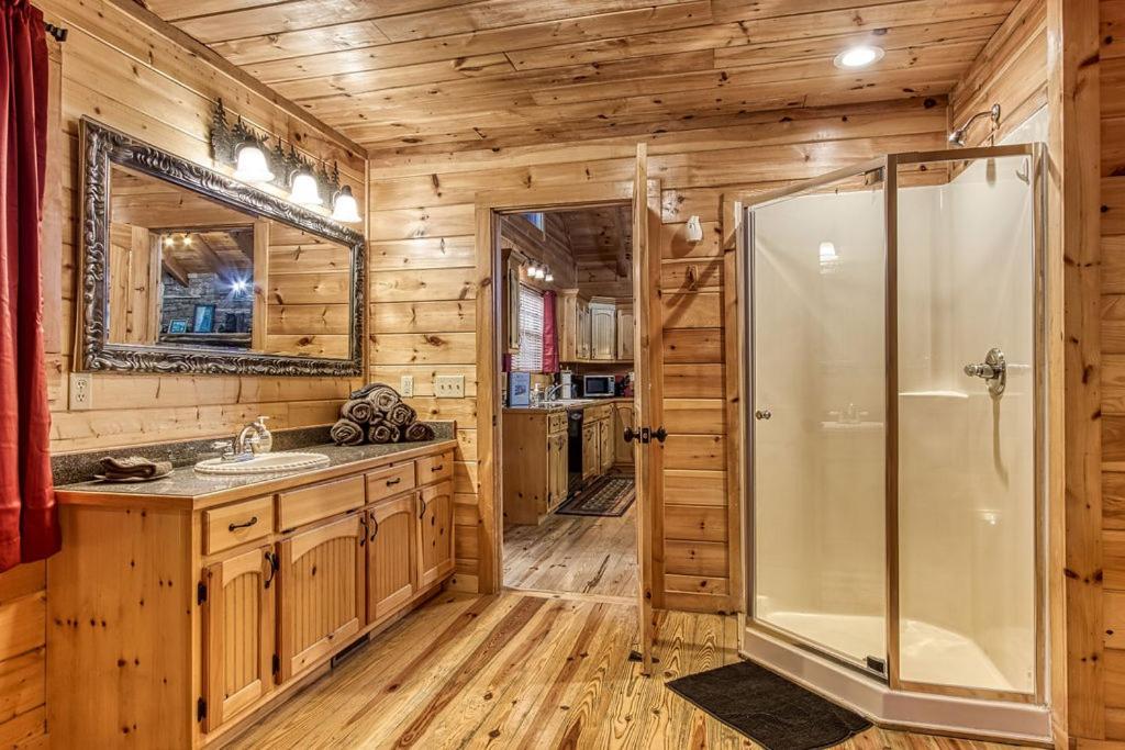 Always Kiss Me Goodnight- Hot Tub, You Get 1089 Of Free Area Attraction Tickets For Each Paid Day! Pigeon Forge Exterior photo