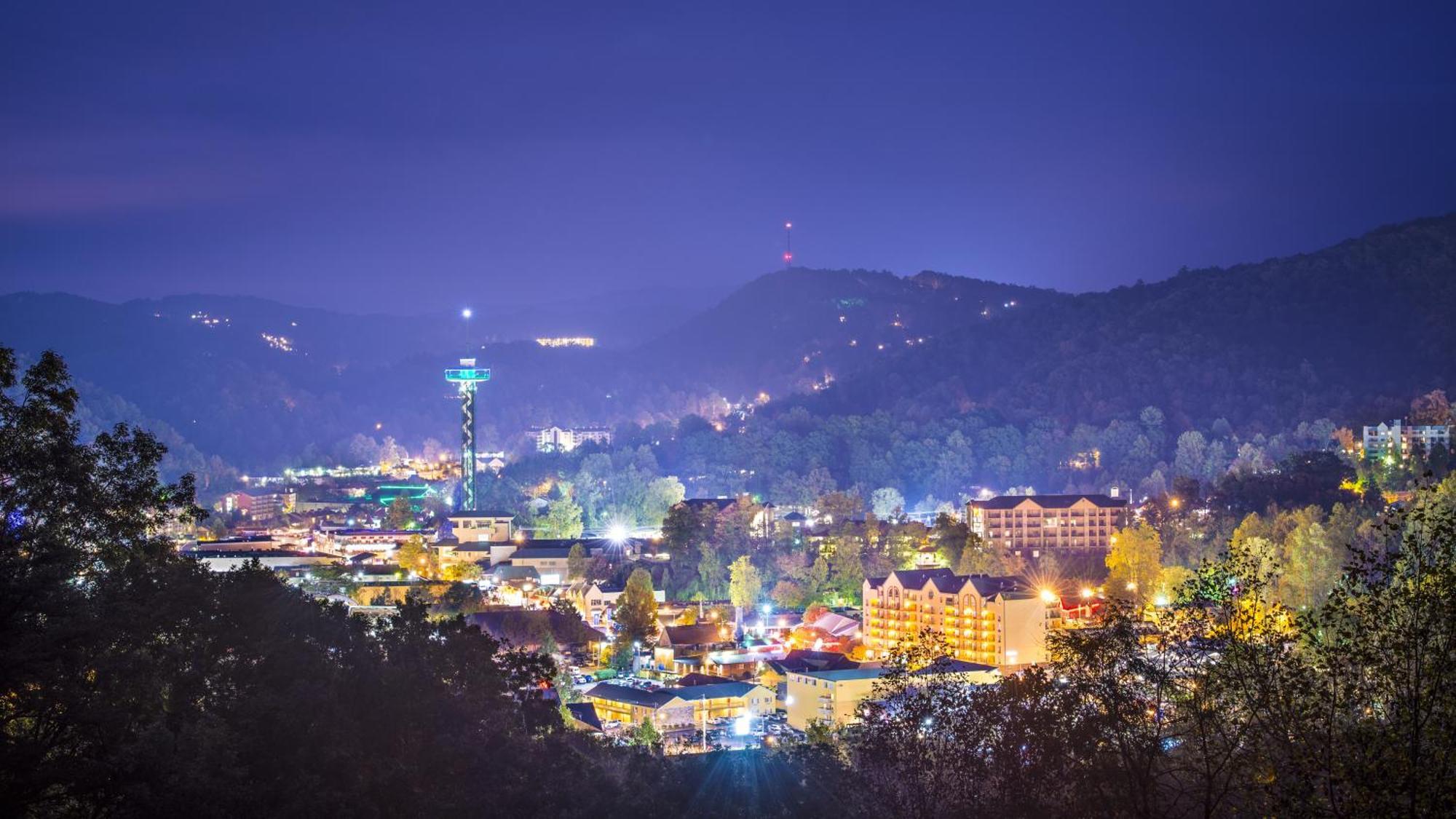 Always Kiss Me Goodnight- Hot Tub, You Get 1089 Of Free Area Attraction Tickets For Each Paid Day! Pigeon Forge Exterior photo